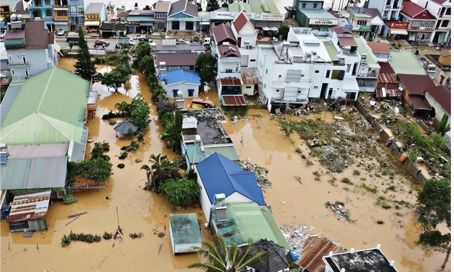 Bộ Công Thương yêu cầu các Sở Công Thương triển khai quyết liệt các biện pháp ứng phó, khắc phục hậu quả và bảo đảm nguồn cung hàng hóa thiết yếu cho người dân, nhất là tại các vùng đang bị cô lập.
