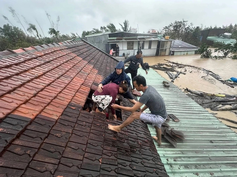 Đội cứu hộ đã cngười dân bị ngập do mưa lũ tại Quy Nhơn.