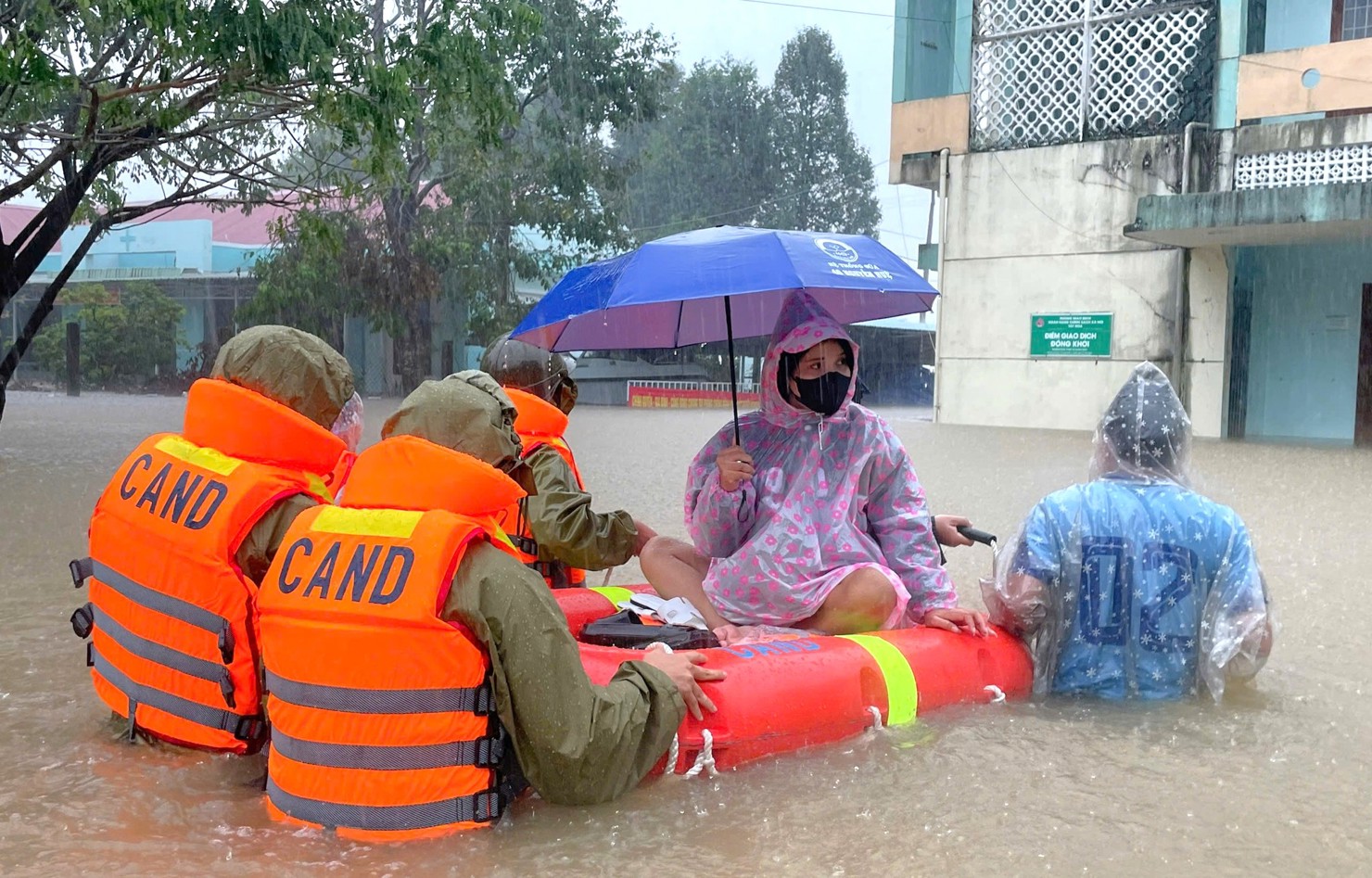 Lực lượng Công an Đắk Lắk cứu hộ người dân. Ảnh: VP