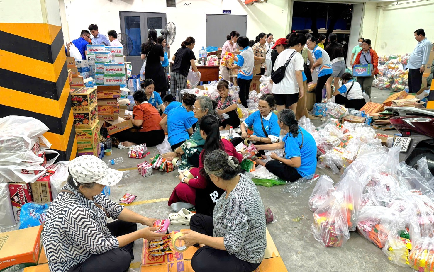 Đóng gói nhu yếu phẩm tại Ủy ban Mặt trận Tổ quốc Việt Nam TP. Hồ Chí Minh đêm 21/11. Ảnh: PT