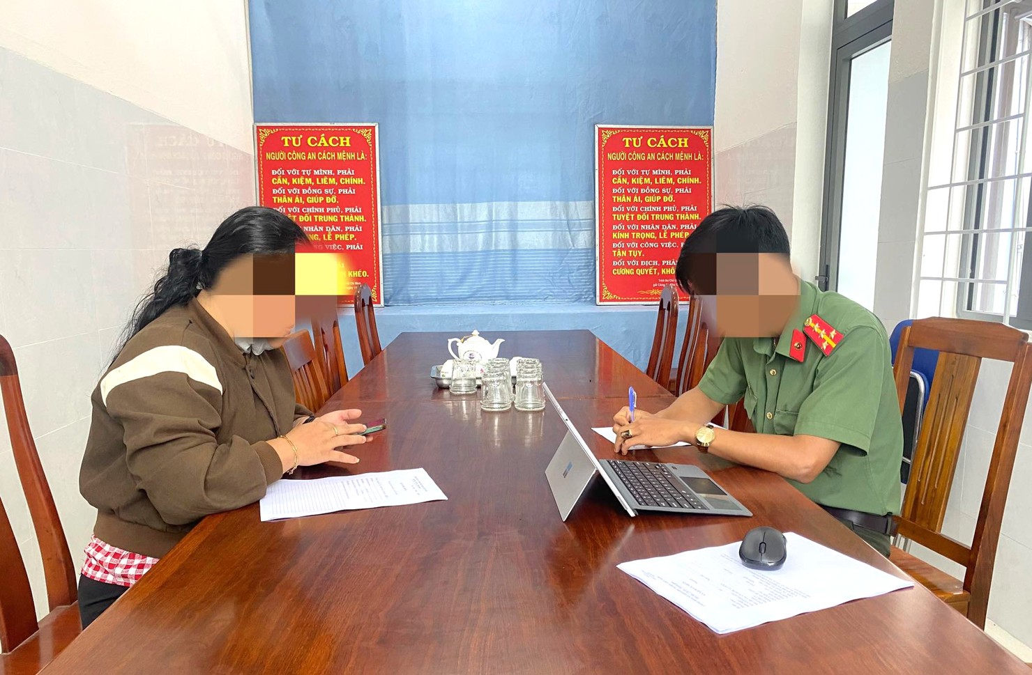 Công an tỉnh Đắk Lắk làm việc với bà Nguyễn Thị Ngọc V. Ảnh: CA