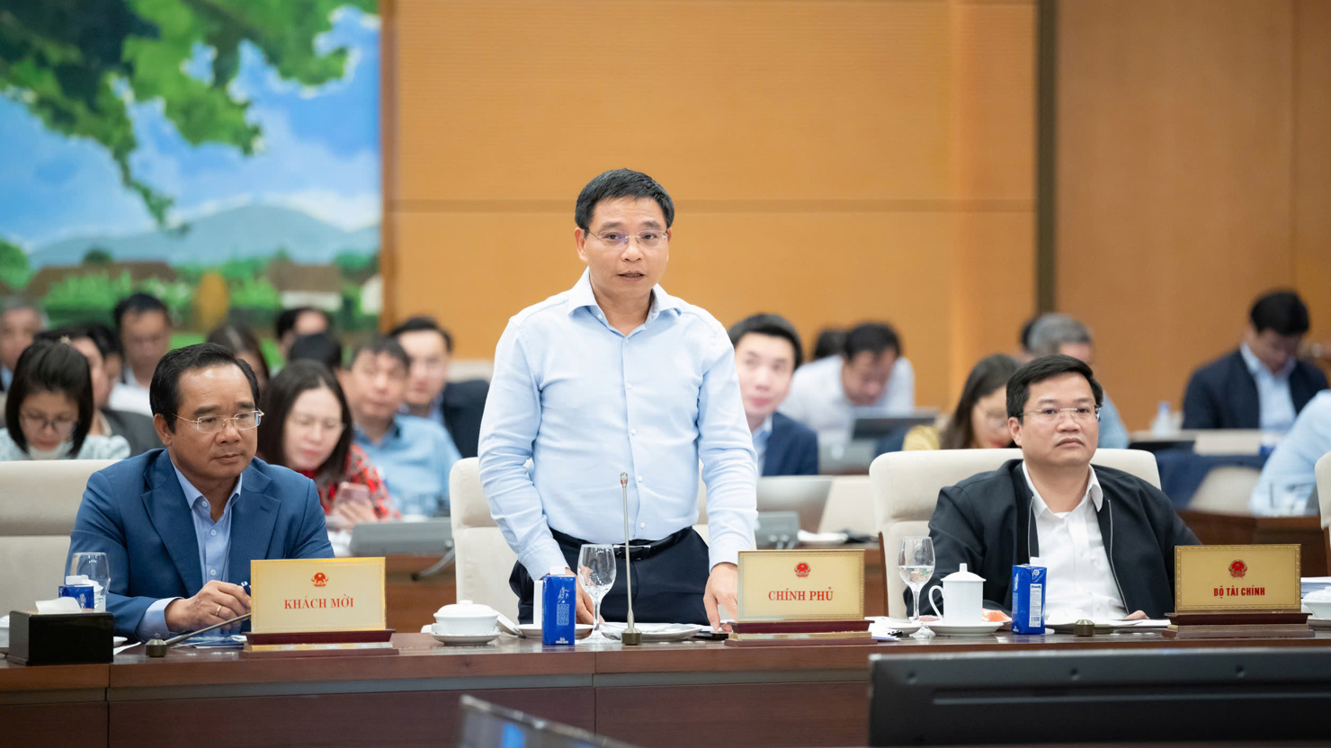 Bộ trưởng Bộ Tài chính Nguyễn Văn Thắng phát biểu tại phiên họp.