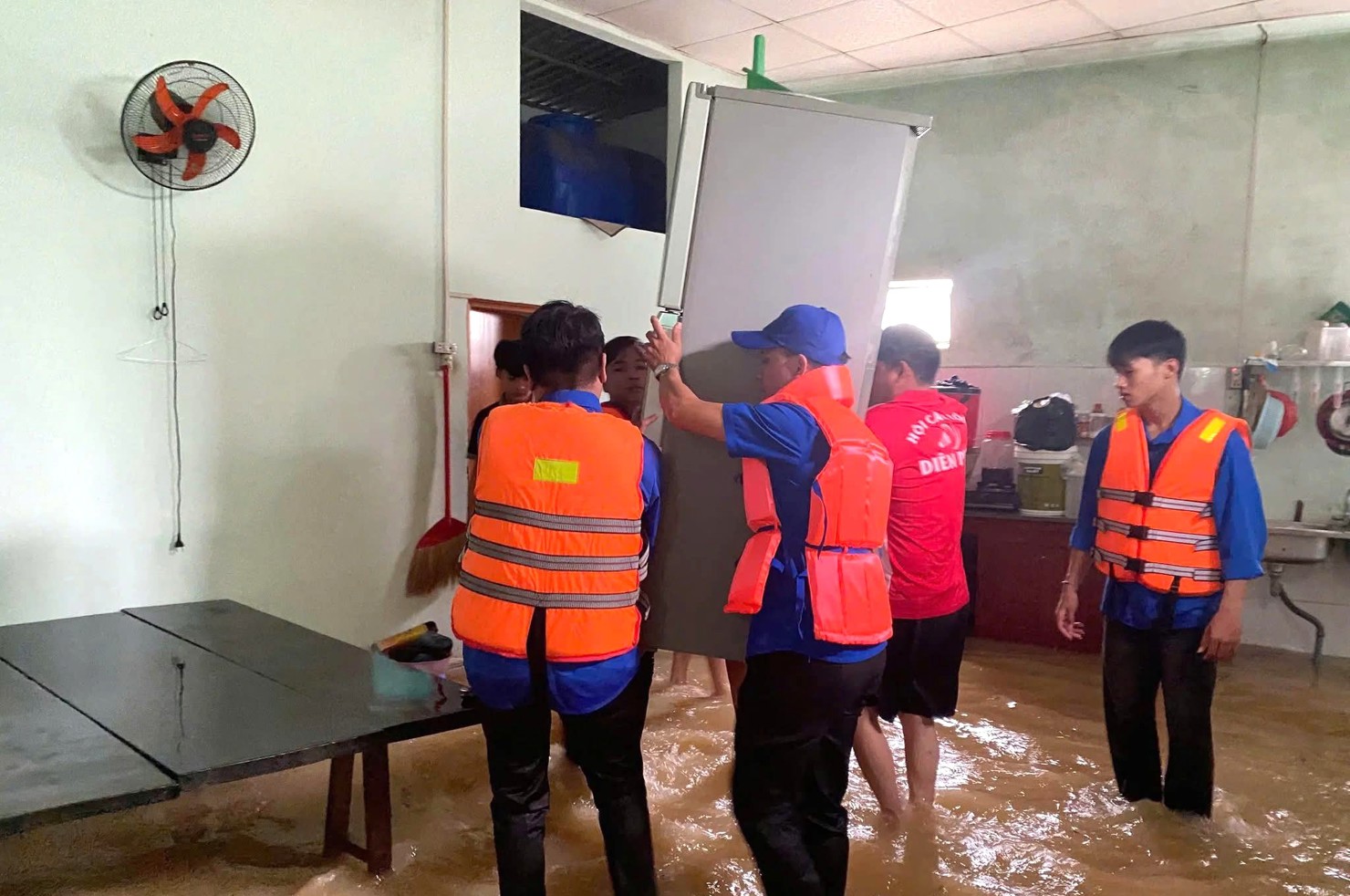 Sau mưa lũ nhiều nhà dân ở Khánh Hòa bị hư hỏng nặng. Ảnh: CT