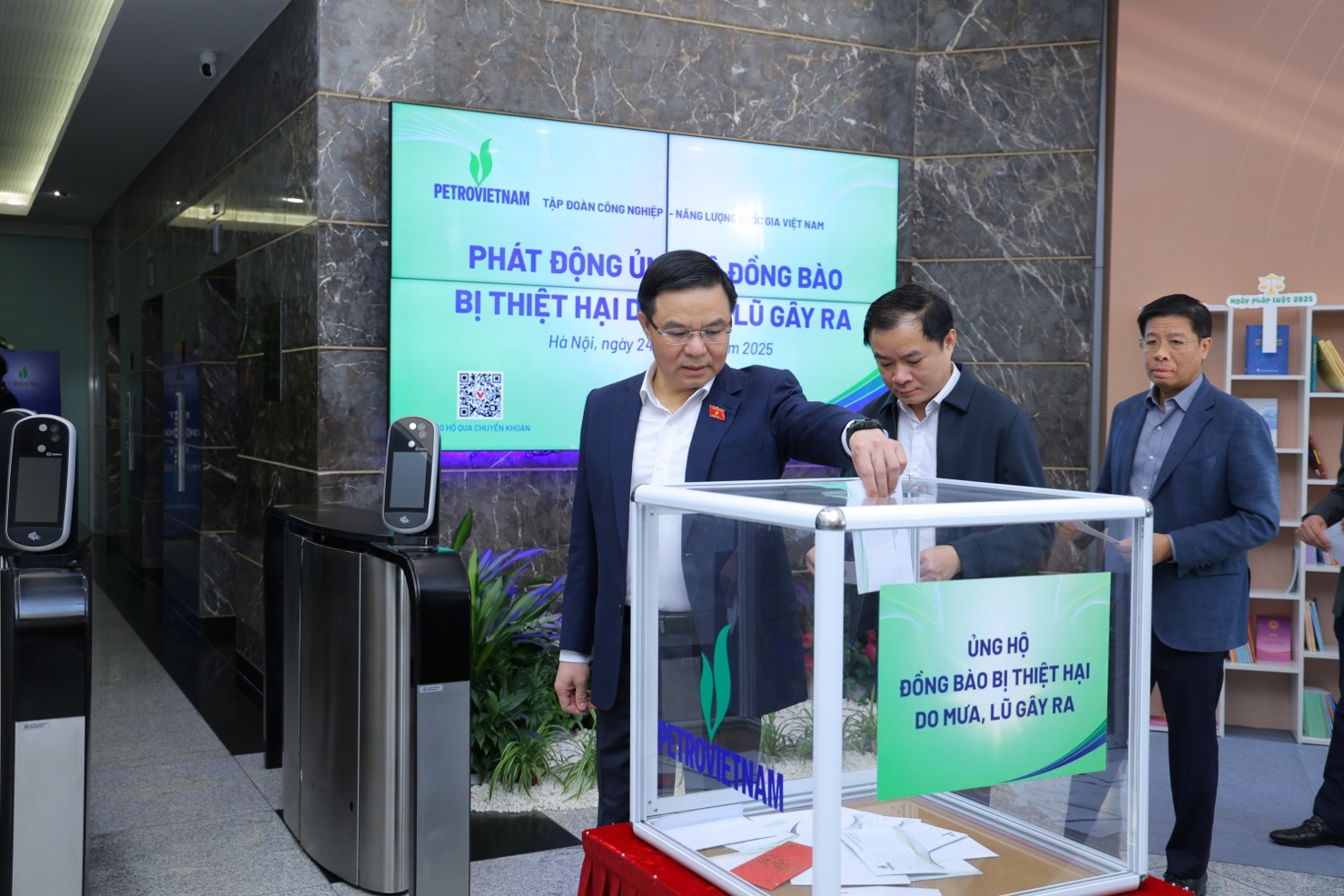 Chủ tịch HĐTV Petrovietnam Lê Mạnh Hùng ủng hộ đồng bào vùng lũ lụt