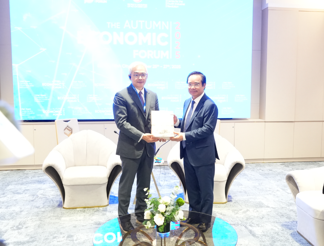 Chủ tịch UBND TP. Hồ Chí Minh Nguyễn Văn Được tặng quà lưu niệm cho ông Yang Peng