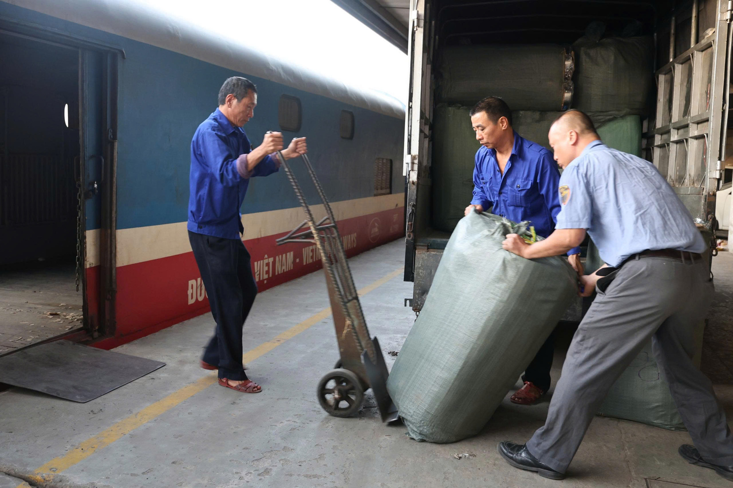 Đường sắt vận chuyển miễn phí lương thực, thực phẩm, thuốc men, quần áo, sách vở... đến đồng bào vùng thiên tai.