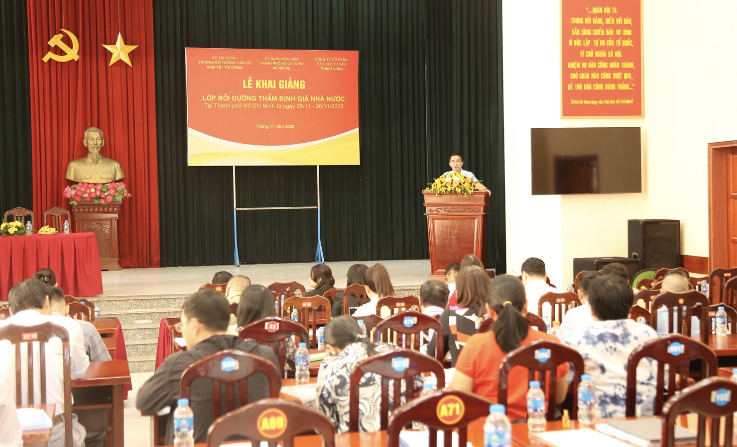 Lớp học đầu tiên được tổ chức với gần 150 học viên tham gia. Ảnh: Lê Văn 