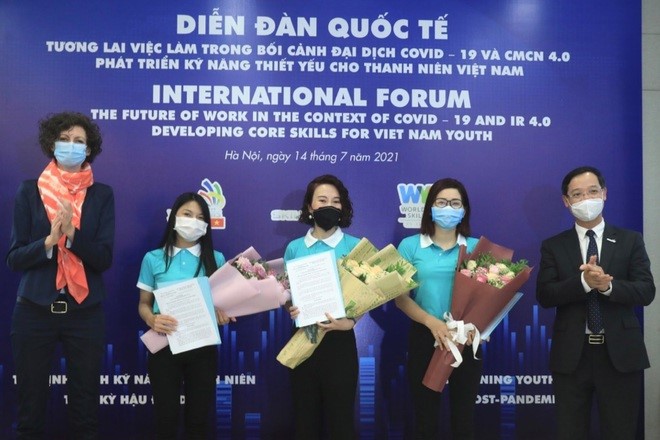 Các nữ đại sứ kỹ năng nghề được vinh danh tại Diễn đàn quốc tế.