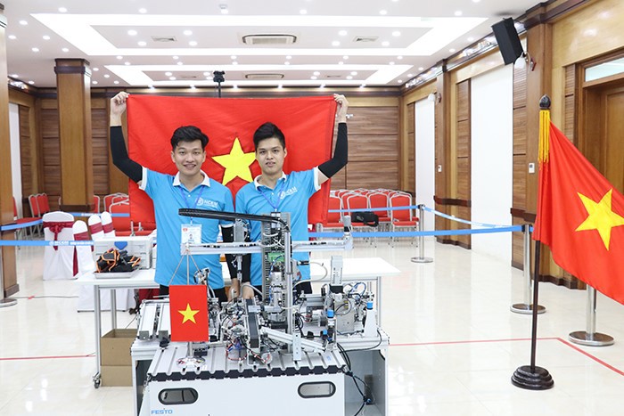 Hai thí sinh Nguyễn Văn Tấn và Đinh Tú Ngọc, SV Trường Cao đẳng Cơ điện Hà Nội giành HCV nghề Cơ điện tử online Châu Á- Thái Bình Dương.