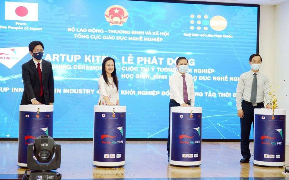 Thứ trưởng Lê Tấn Dũng, Tổng cục trưởng Trương Anh Dũng và Đại diện tổ chức UNFPA, Đại sứ quán Nhật Bản tại Việt Nam thực hiện nghi thức Phát động Cuộc thi ý tưởng khới nghiệp học sinh, sinh viên giáo dục nghề nghiệp.