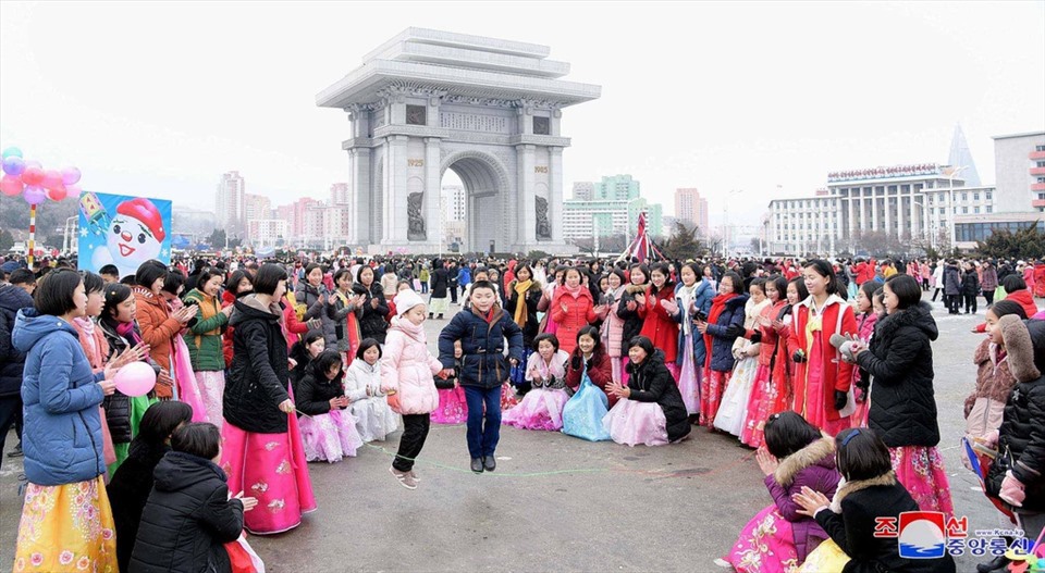  Giống như nhiều quốc gia Châu Á khác, người dân Triều Tiên cũng thường chơi các trò chơi truyền thống vào ngày đầu năm. Ảnh: Reuters