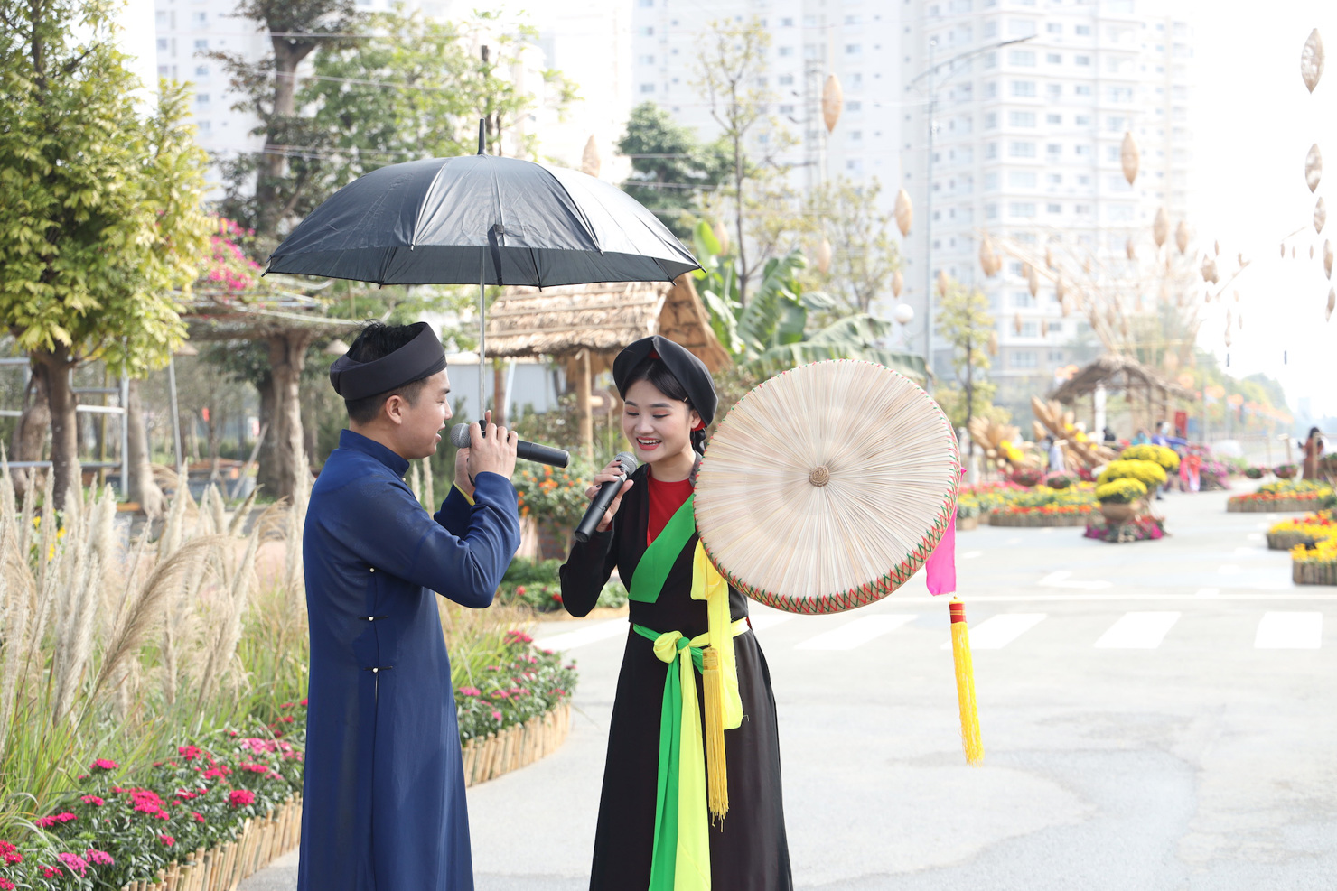 Nghệ sỹ biểu diễn làn quan họ phục vụ du khách. Ảnh Phú Long