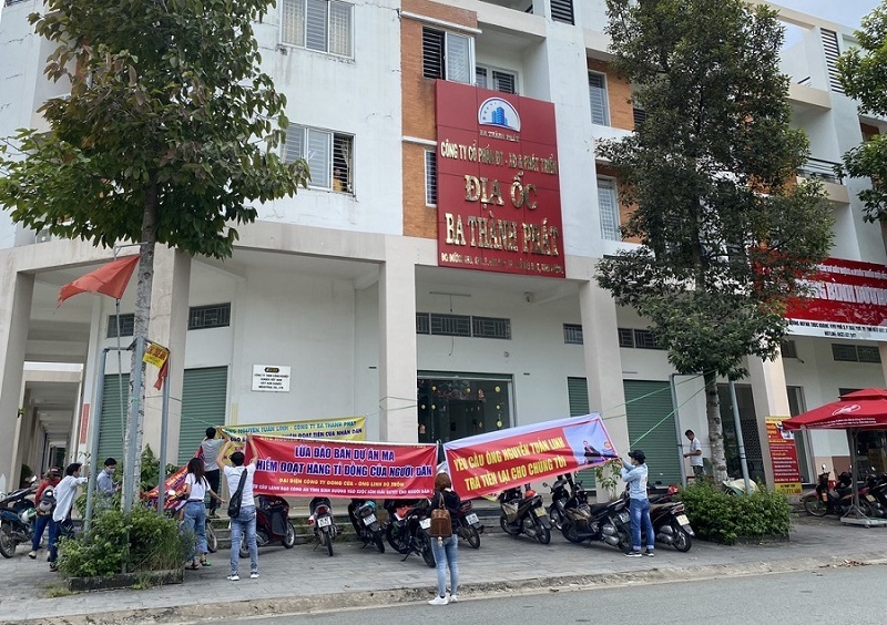 Nhiều người dân căng băng rôn biểu tình vì sập bẫy dự án ma tại Bình Dương.