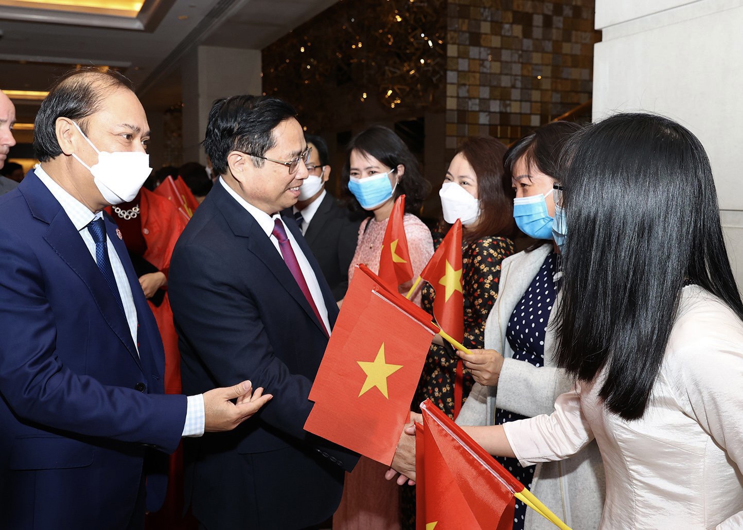 Đại diện cộng đồng người Việt Nam tại Hoa Kỳ và cán bộ, nhân viên Đại sứ quán Việt Nam tại Washington D.C. chào đón Thủ tướng Phạm Minh Chính - Ảnh: VGP/Nhật Bắc