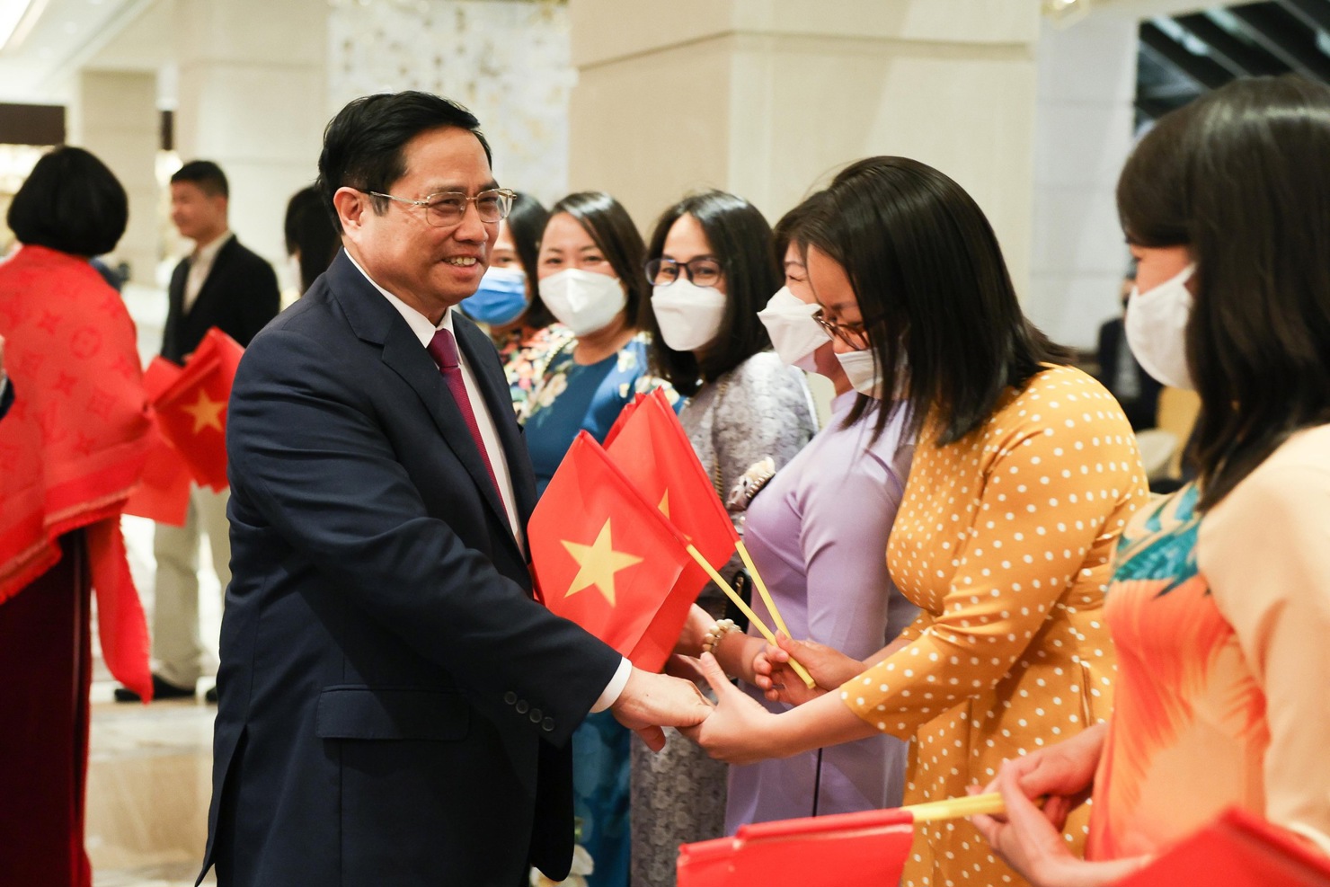 Đại diện cộng đồng người Việt Nam tại Hoa Kỳ và cán bộ, nhân viên Đại sứ quán Việt Nam tại Washington D.C. chào đón Thủ tướng Phạm Minh Chính - Ảnh: VGP/Nhật Bắc