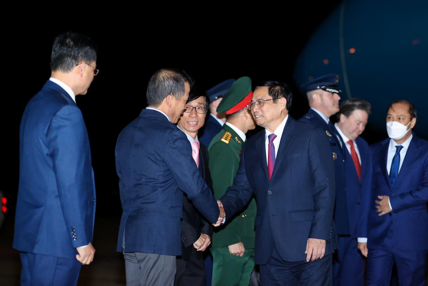 Cán bộ, nhân viên Đại sứ quán Việt Nam tại Washington D.C. đón Thủ tướng Phạm Minh Chính tại sân bay - Ảnh: VGP/Nhật Bắc