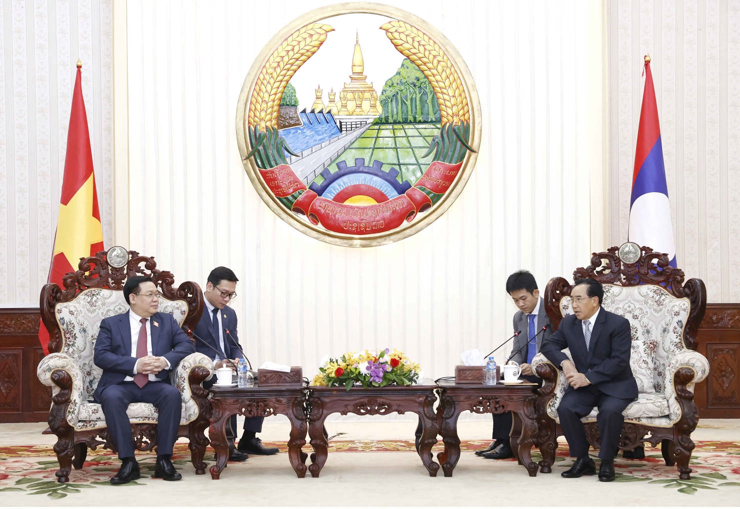 Chủ tịch Quốc hội Vương Đ&igrave;nh Huệ trao đổi Thủ tướng Ch&iacute;nh phủ L&agrave;o Phăn-khăm Vị-pha-văn