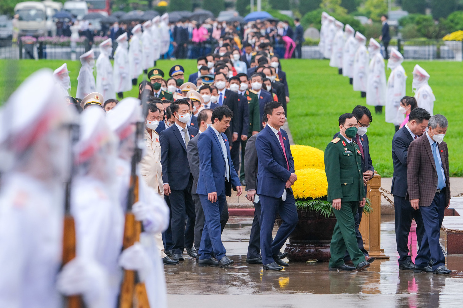 Lãnh đạo Đảng, Nhà nước và các đại biểu Quốc hội vào Lăng viếng Chủ tịch Hồ Chí Minh trước khai mạc Kỳ họp thứ 3, Quốc hội khoá XV - Ảnh 3