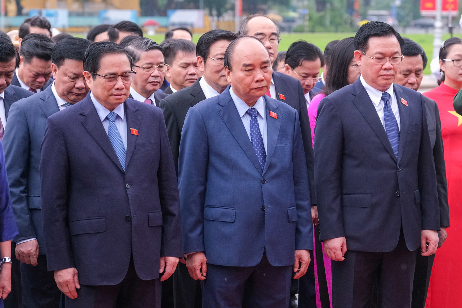 Trong tiếng quân nhạc trang nghiêm, các đồng chí lãnh đạo Đảng, Nhà nước, các đại biểu Quốc hội kính cẩn nghiêng mình, bày tỏ lòng thành kính trước anh linh Chủ tịch Hồ Chí Minh