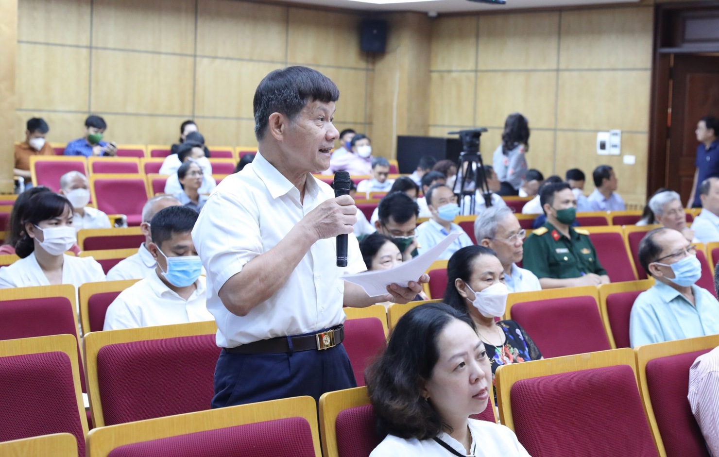 Cử tri nêu ý kiến tại hội nghị - Ảnh: VGP/TL