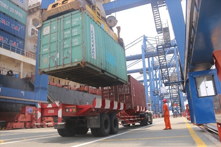 Bốc dỡ, vận chuyển h&agrave;ng h&oacute;a tại cảng C&aacute;t L&aacute;i.