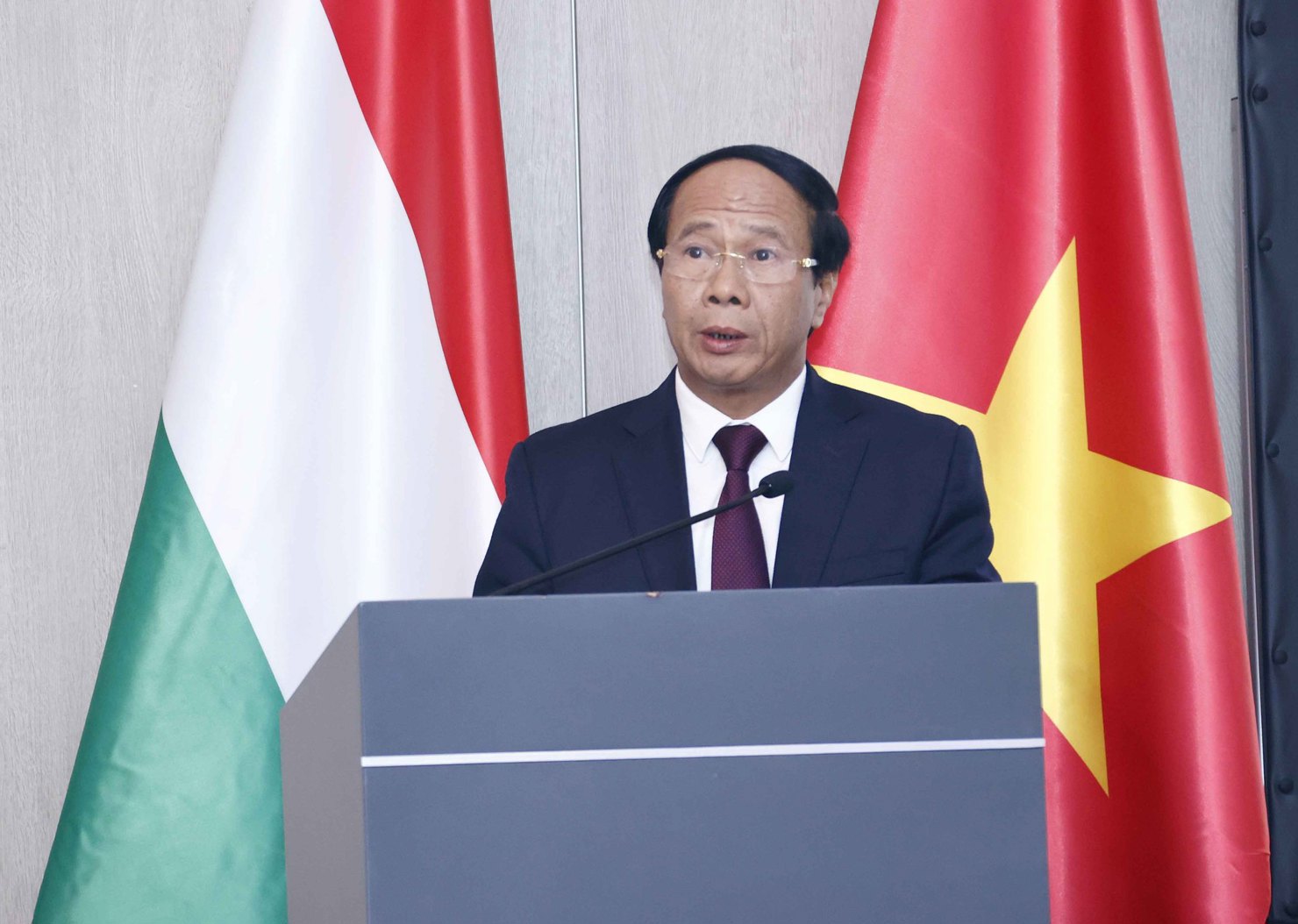 Ph&oacute; Thủ tướng L&ecirc; Văn Th&agrave;nh: &ldquo;Ch&uacute;ng t&ocirc;i cam kết tạo lập m&ocirc;i trường kinh doanh tốt nhất&rdquo;.