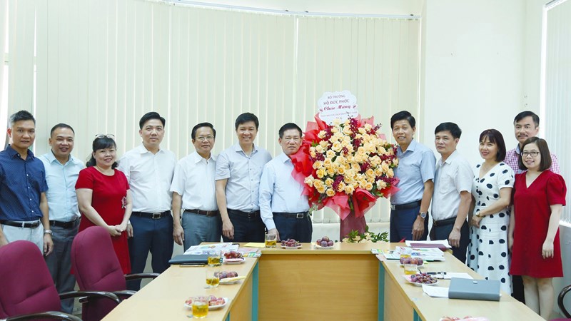 Bộ trưởng Bộ Tài chính Hồ Đức Phớc tặng hoa chúc mừng Tạp chí Tài chính nhân Ngày Báo chí Cách mạng Việt Nam.