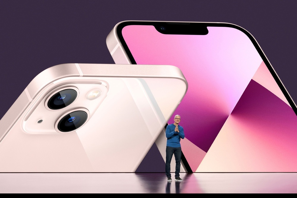 CEO Tim Cook của Apple giới thiệu mẫu iPhone 13 tại Apple Park in Cupertino, California. Ảnh China Daily
