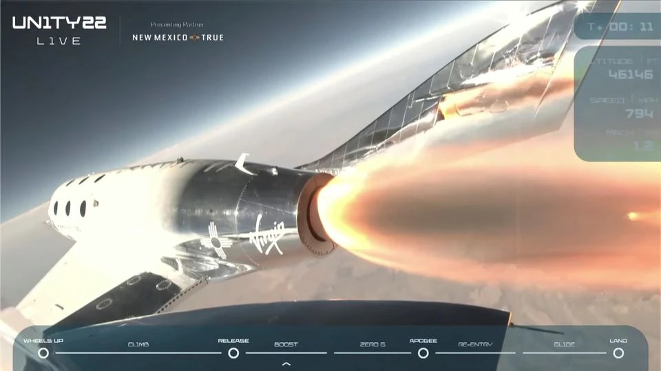 Máy bay tên lửa chở khách Unity của Virgin Galactic, chở tỷ phú Richard Branson và phi hành đoàn, khởi động động cơ trước khi bắt đầu bay lên rìa không gian. Ảnh: Reuters. 
