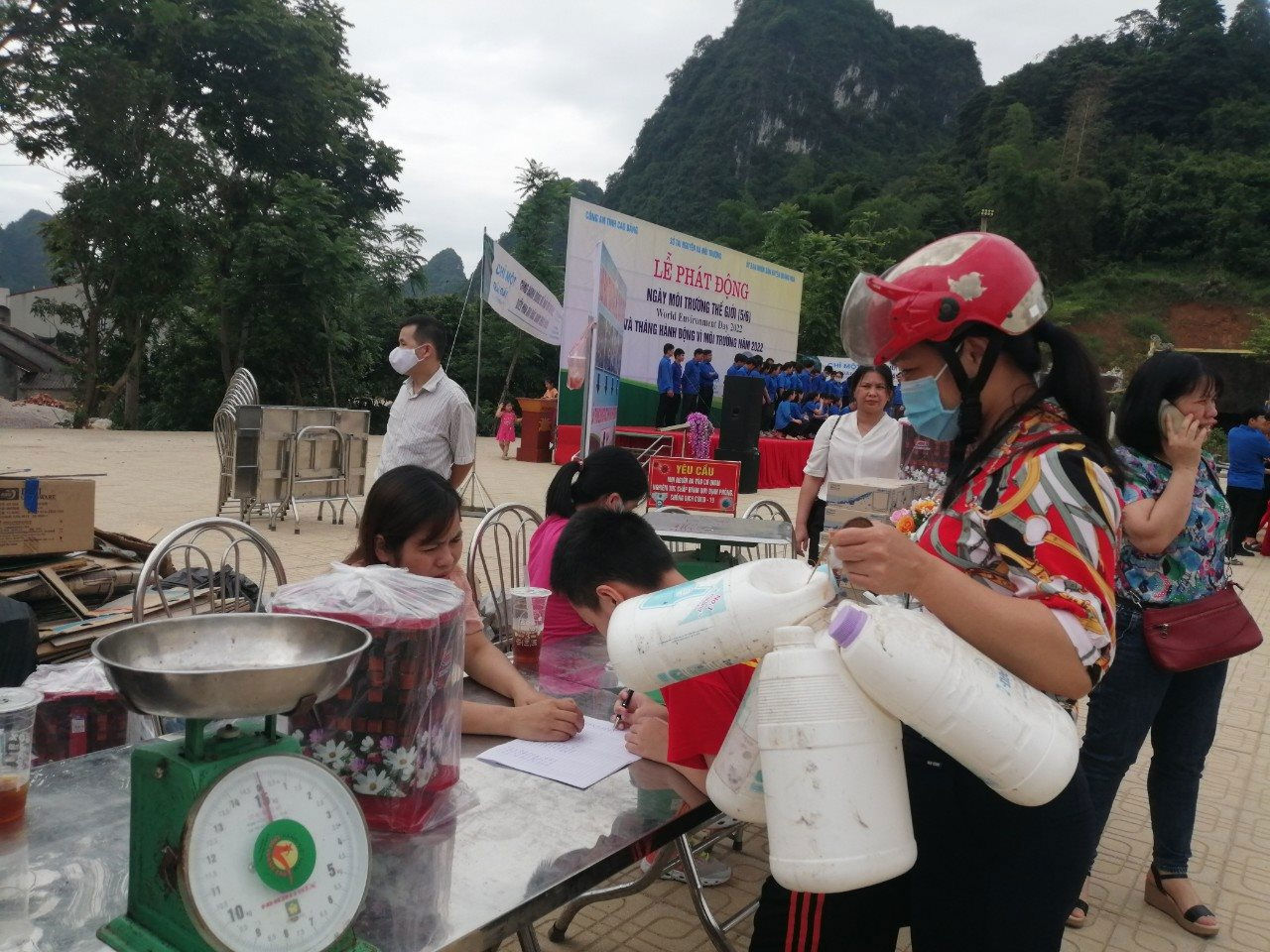 Người dân huyện Quảng Hòa (Cao Bằng) đổi chất thải tái chế lấy đồ dùng sinh hoạt gia đình.