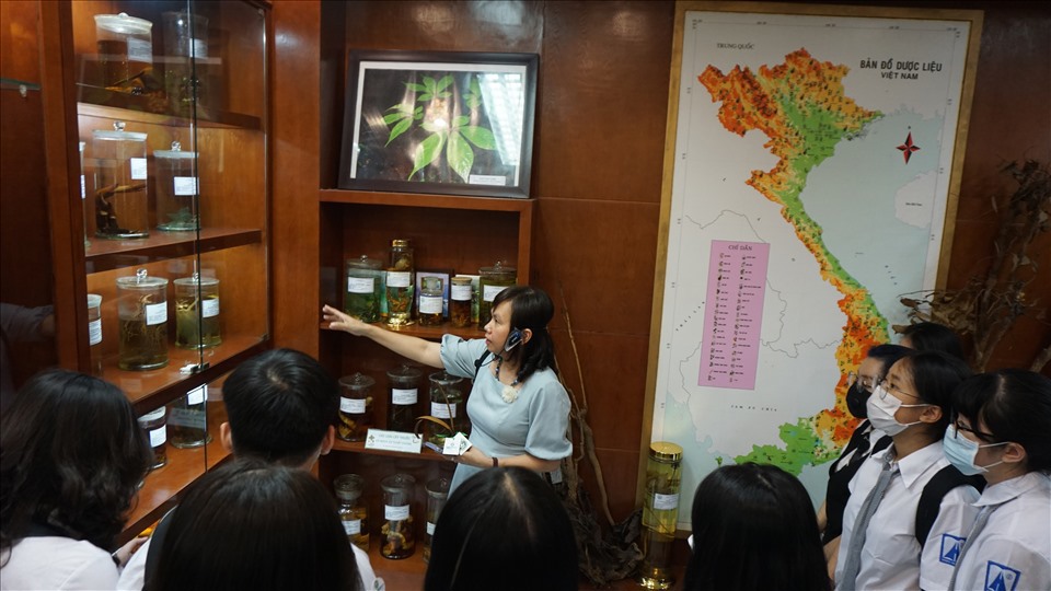 PGS.TS Phạm Thanh Huyền giới thiệu với học sinh thủ đ&ocirc; c&aacute;c mẫu ti&ecirc;u bản.