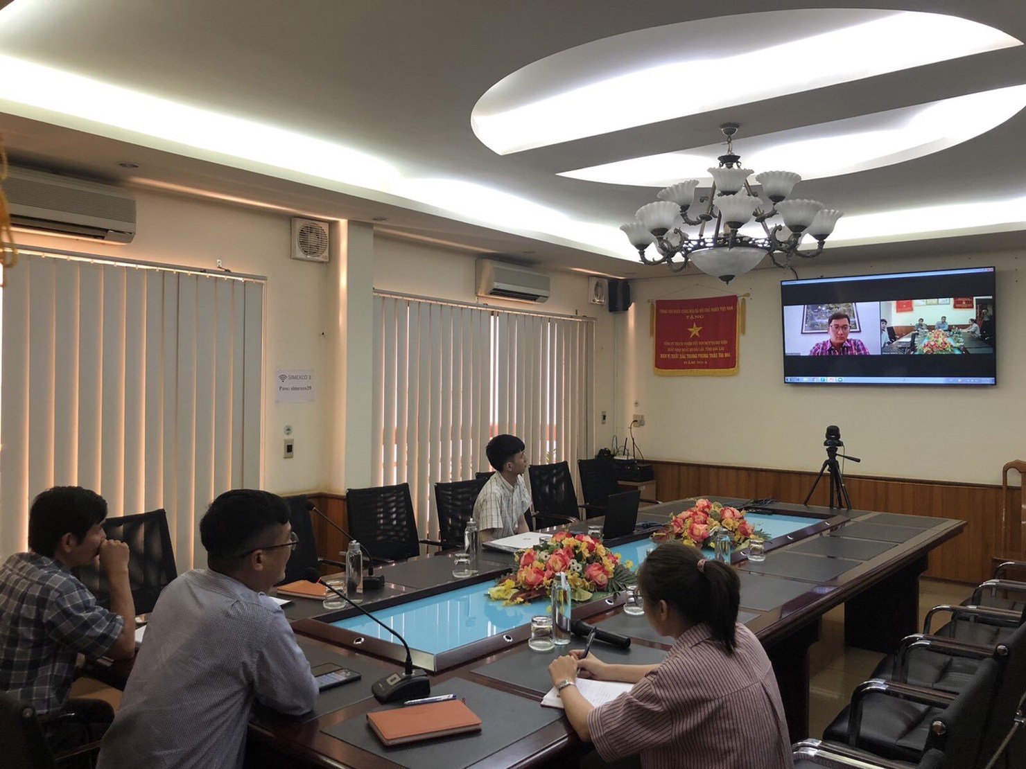 Một buổi họp trực tuyến với kh&aacute;ch h&agrave;ng quốc tế tại C&ocirc;ng ty TNHH MTV Xuất nhập khẩu 2-9 Đắk Lắk. Ảnh: Đỗ Lan&nbsp;