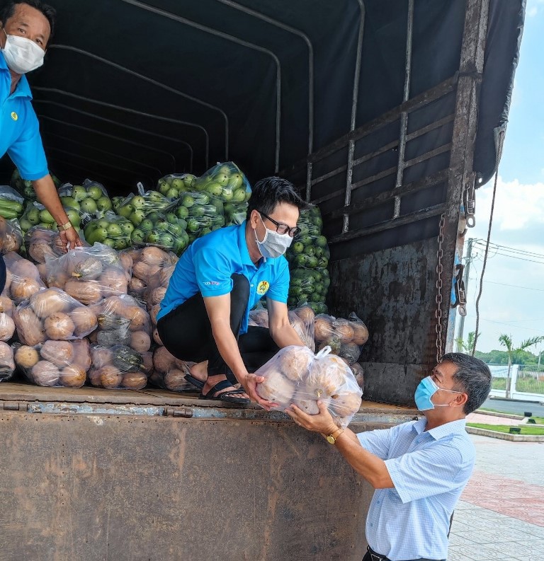 Hỗ trợ nông dân tiêu thụ nông sản. Ảnh: Mỹ Hạnh