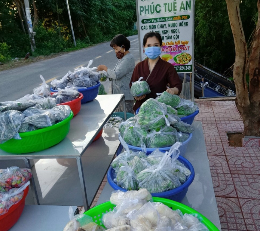 Hỗ trợ nông dân tiêu thụ nông sản. Ảnh: Mỹ Hạnh