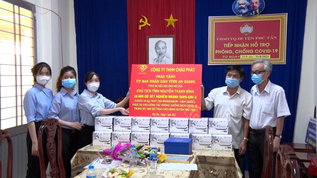 Cơ quan, doanh nghiệp, tổ chức, cá nhân cùng tham gia hỗ trợ chống dịch. Ảnh: Mỹ Hạnh - Thu Thảo