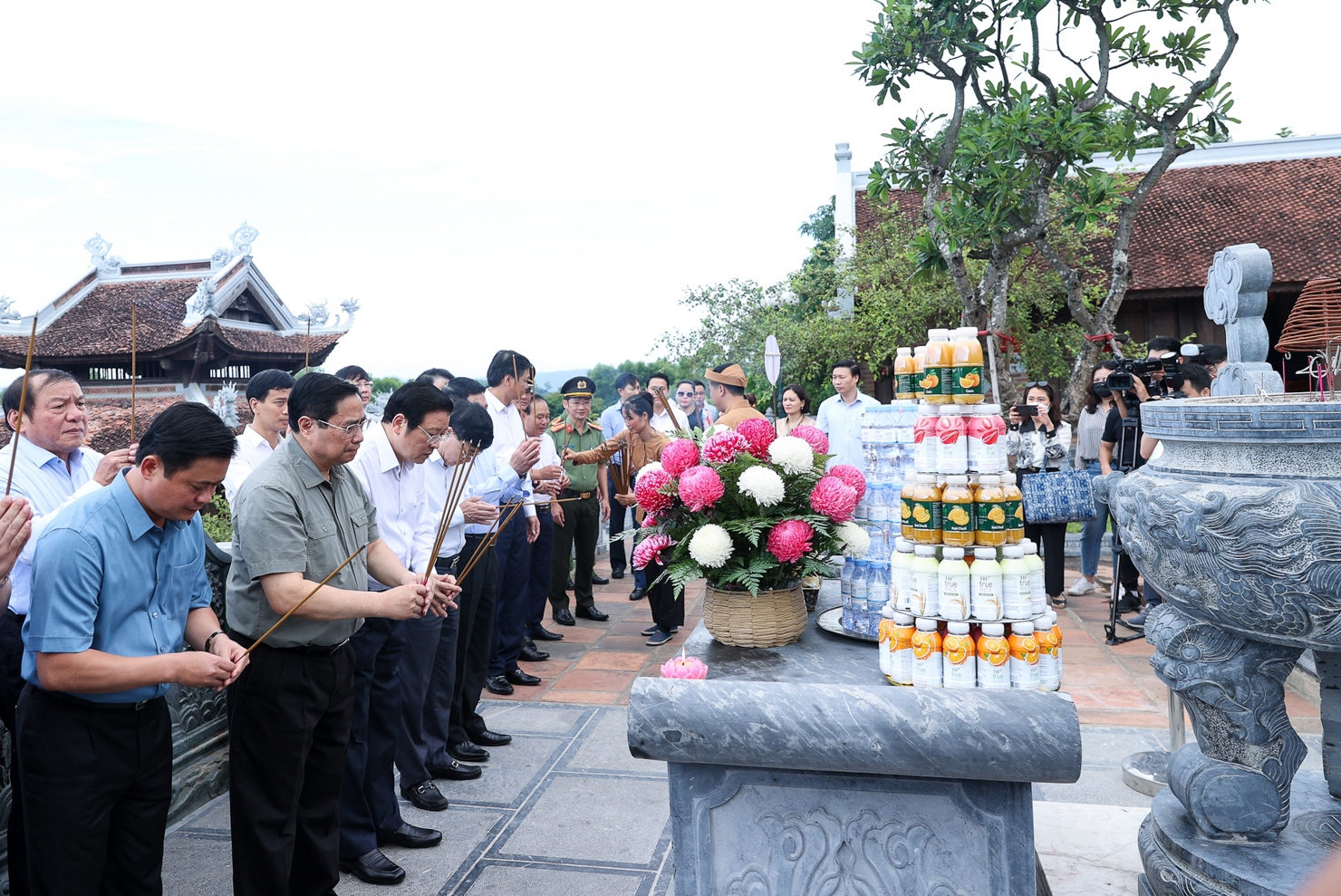 Thủ tướng v&agrave; đo&agrave;n c&ocirc;ng t&aacute;c đ&atilde; d&acirc;ng hoa, d&acirc;ng hương tại Đền Chung Sơn - nơi thờ gia ti&ecirc;n Chủ tịch Hồ Ch&iacute; Minh tại n&uacute;i Chung, x&atilde; Kim Li&ecirc;n, huyện Nam Đ&agrave;n - Ảnh: VGP/Nhật Bắc
