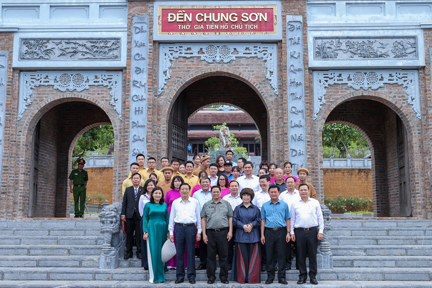 Thủ tướng v&agrave; đo&agrave;n c&ocirc;ng t&aacute;c chụp ảnh lưu niệm tại Đền Chung Sơn - Ảnh: VGP/Nhật Bắc