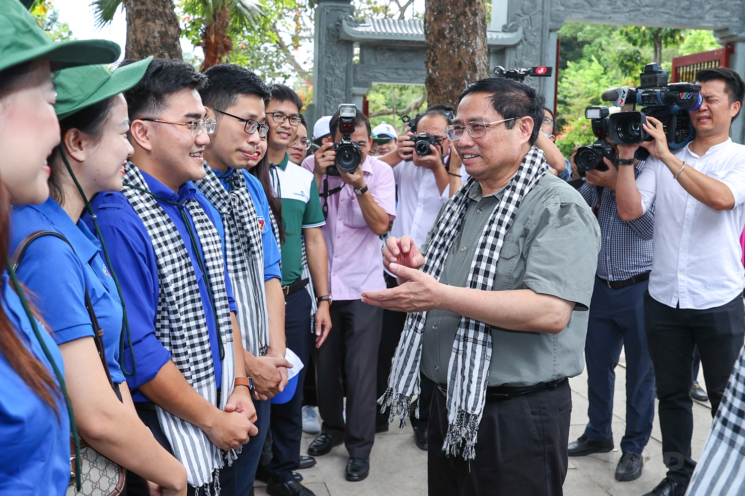 Thủ tướng n&oacute;i chuyện với c&aacute;c bạn đo&agrave;n vi&ecirc;n, thanh ni&ecirc;n đang c&oacute; chuyến tham quan về nguồn - Ảnh: VGP/Nhật Bắc