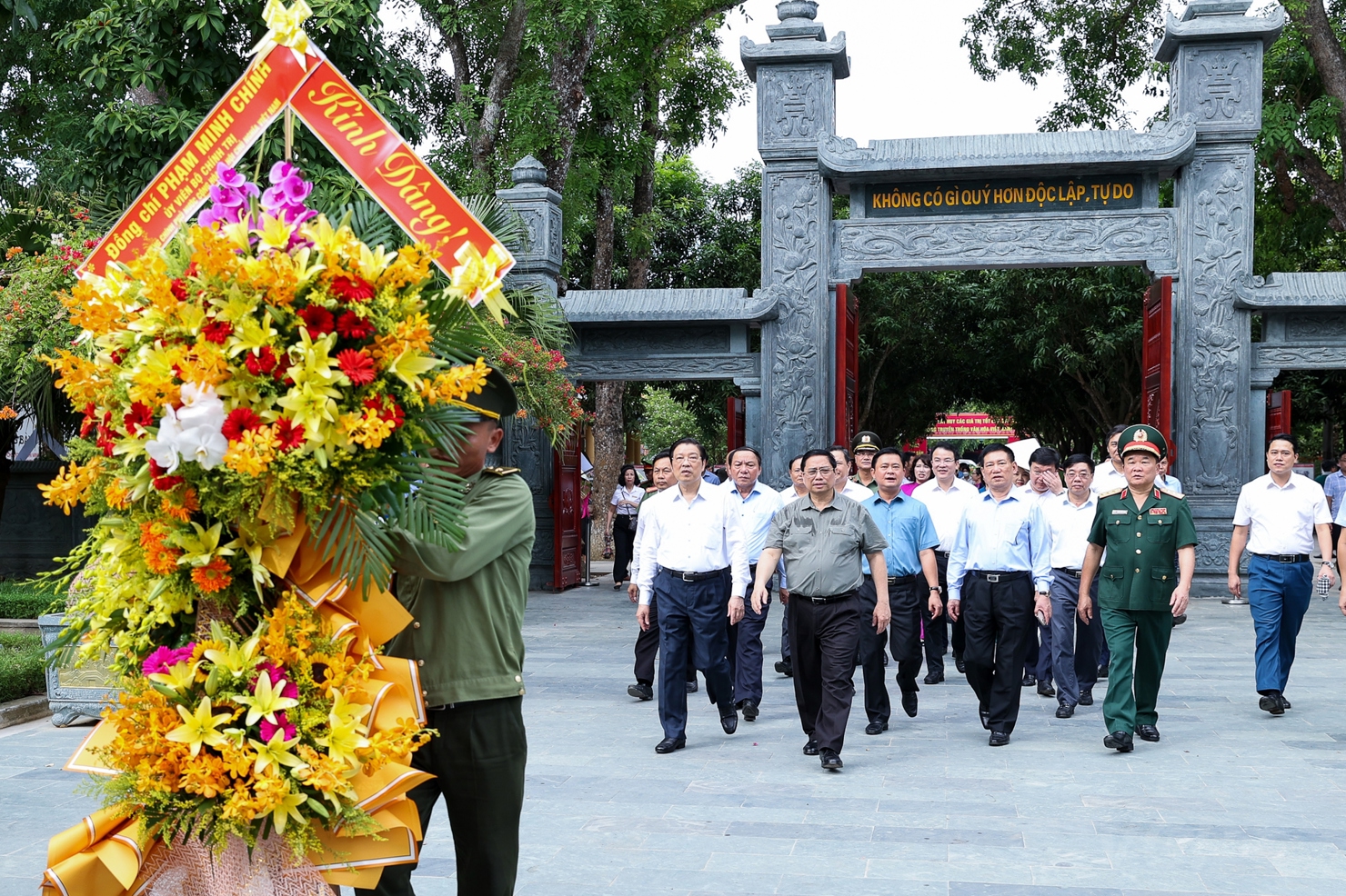 Thủ tướng v&agrave; đo&agrave;n c&ocirc;ng t&aacute;c d&acirc;ng hương, d&acirc;ng hoa tưởng niệm Chủ tịch Hồ Ch&iacute; Minh tại Khu di t&iacute;ch quốc gia đặc biệt Kim Li&ecirc;n - Ảnh: VGP/Nhật Bắc