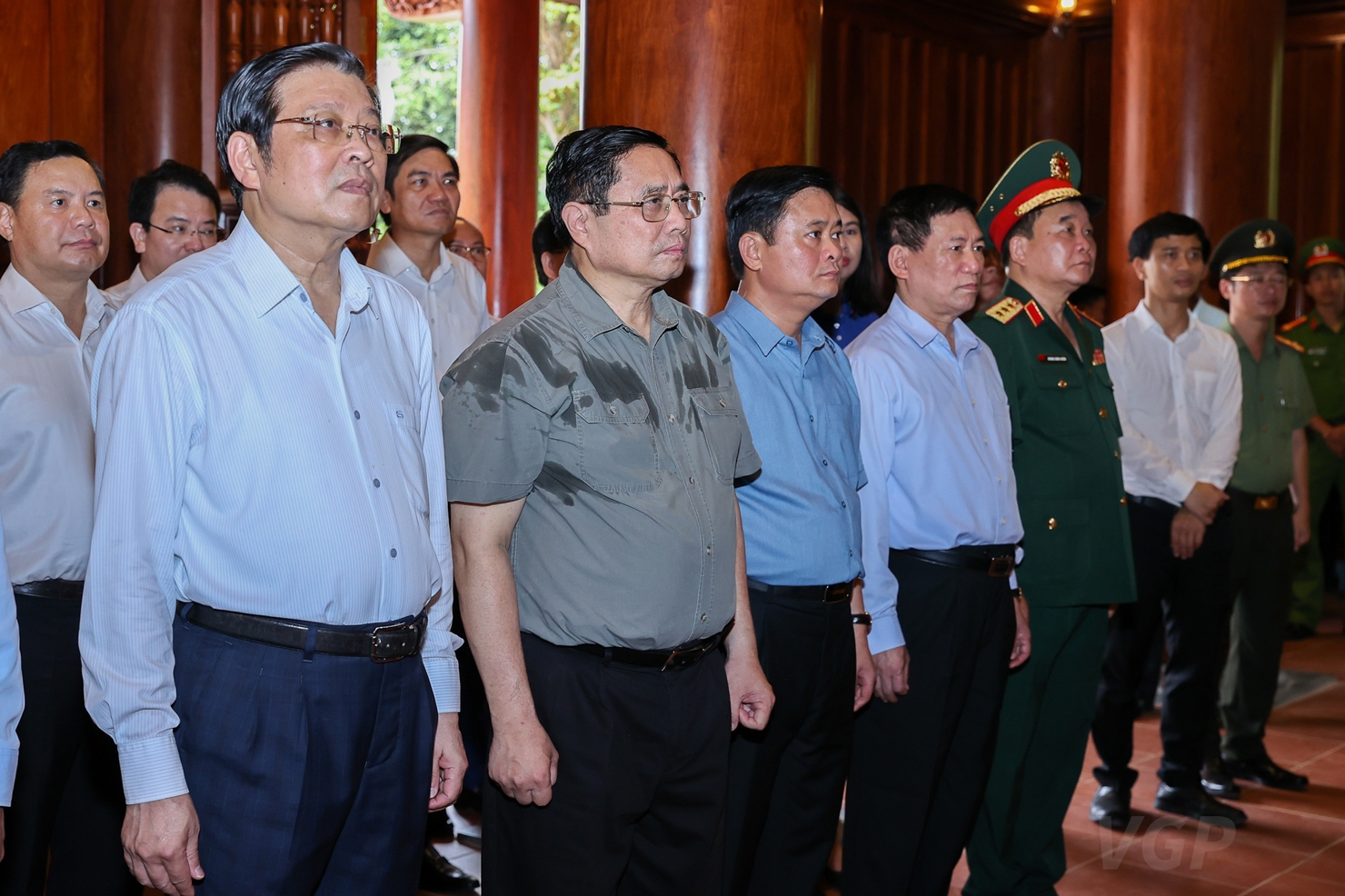 Thủ tướng Phạm Minh Ch&iacute;nh v&agrave; đo&agrave;n th&agrave;nh k&iacute;nh d&acirc;ng hoa, d&acirc;ng lễ, d&acirc;ng hương tưởng niệm, b&agrave;y tỏ l&ograve;ng th&agrave;nh k&iacute;nh, biết ơn v&ocirc; hạn với Chủ tịch Hồ Ch&iacute; Minh - Ảnh: VGP/Nhật Bắc