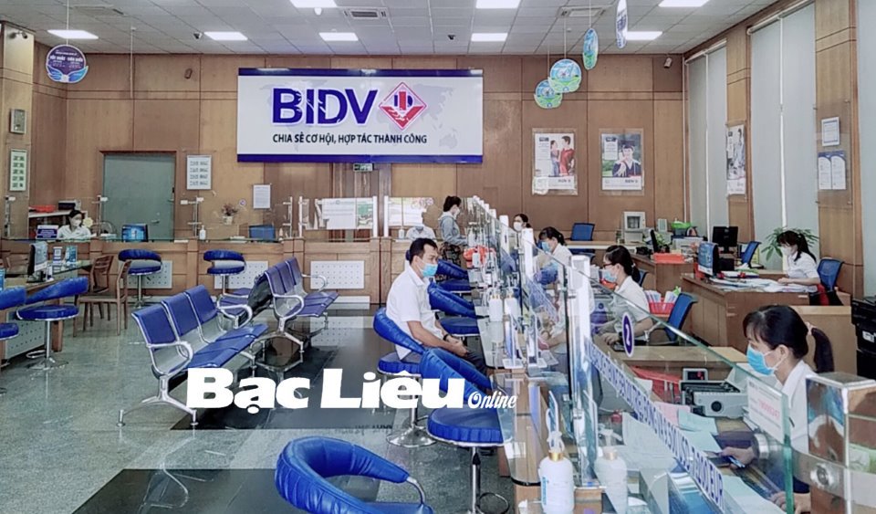 Khách hàng giao dịch tại BIDV Bạc Liêu. Ảnh: Kim Trung
