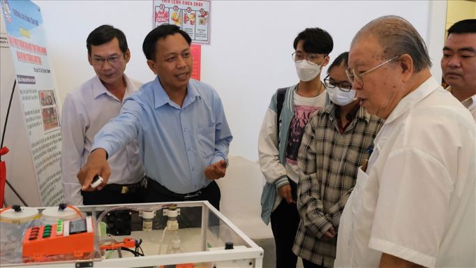 Mô hình quản lý môi trường ao nuôi tôm thông minh được nhiều nhà khoa học và người nuôi tôm quan tâm.Ảnh: Phong Linh.