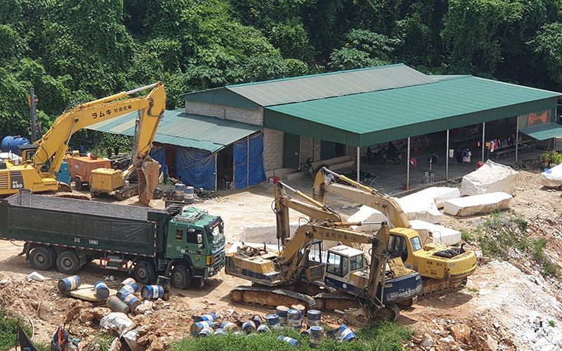 L&aacute;n ăn, nghỉ của c&ocirc;ng nh&acirc;n được x&acirc;y dựng ki&ecirc;n cố ở lưng chừng n&uacute;i.&nbsp; &nbsp;