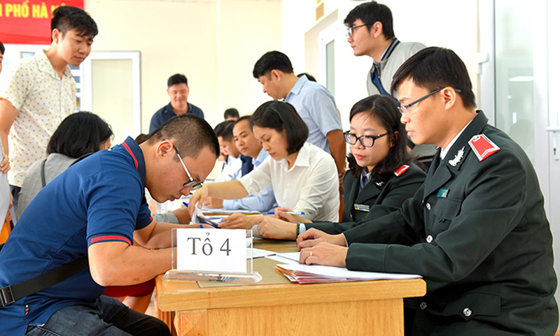 Các đơn vị sử dụng lao động ký biên bản công bố Quyết định thanh tra. Ảnh: BHXH Hà Nội.