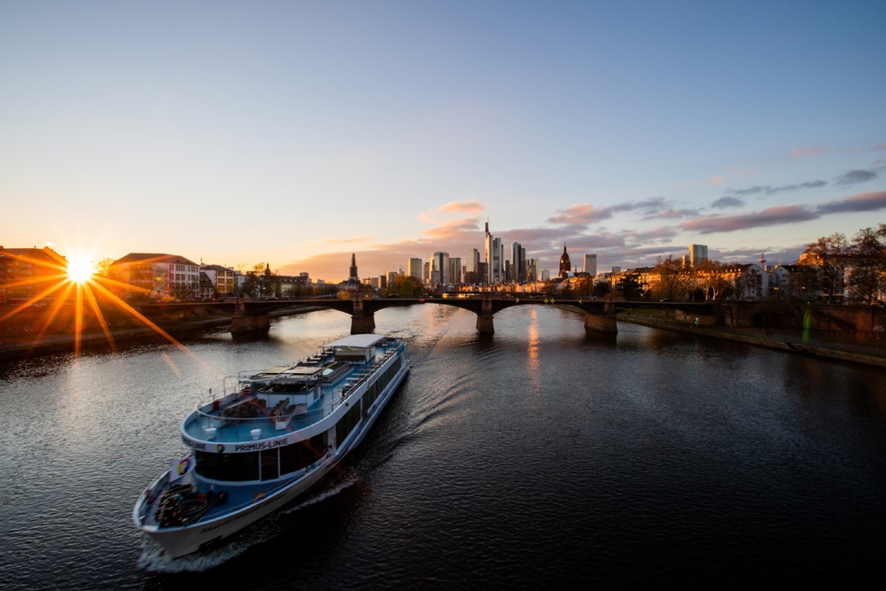 Đường chân trời trong buổi hoàng hôn ở Frankfurt, Đức vào ngày 24/11/2021. Ảnh IC