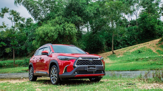 Corolla Cross đang trở thành một cứu cánh của Toyota bên cạnh Vios khi nhiều mẫu xe nổi tiếng một thời như Fortuner, Innova, Corolla Altis ngày càng tỏ ra đuối sức. 