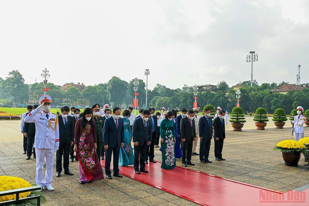 &nbsp;&nbsp;Đo&agrave;n đại biểu TP. H&agrave; Nội v&agrave;o lăng viếng B&aacute;c. &nbsp;