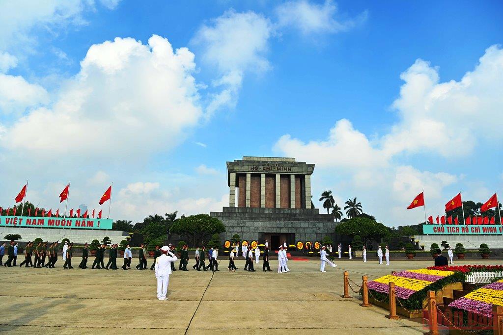 &nbsp;&nbsp;C&aacute;c đo&agrave;n đại biểu v&agrave;o Lăng viếng B&aacute;c. &nbsp;