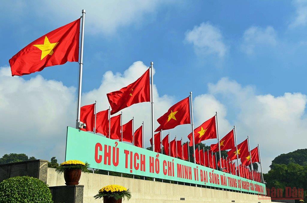 &nbsp;Cờ Tổ quốc tung bay trong nắng thu tr&ecirc;n Quảng trường Ba Đ&igrave;nh lịch sử. &nbsp;