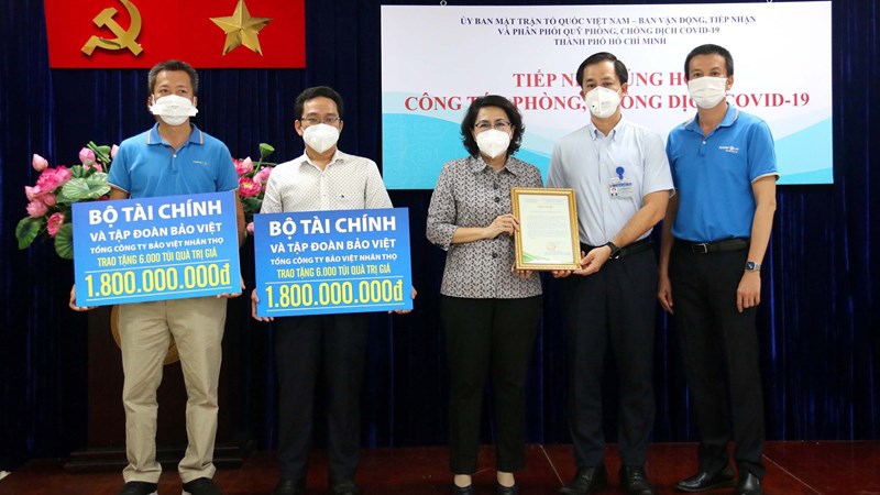 Đại diện Văn phòng Bộ Tài chính và Bảo Việt TP. Hồ Chí Minh trao quà an sinh qua Uỷ ban Mặt trận Tổ quốc Việt Nam TP. Hồ Chí Minh.